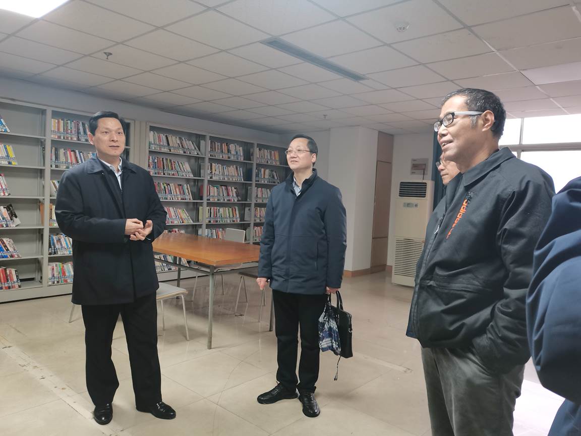 说明: C:\Users\Administrator\Desktop\2022-02期\2022-2封面\封二:潘荣华来市社科联、市文联调研指导工作\4.潘荣华参观市社科联图书室.jpg