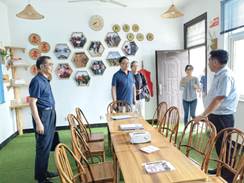 说明: 3参观村道德银行.jpg
